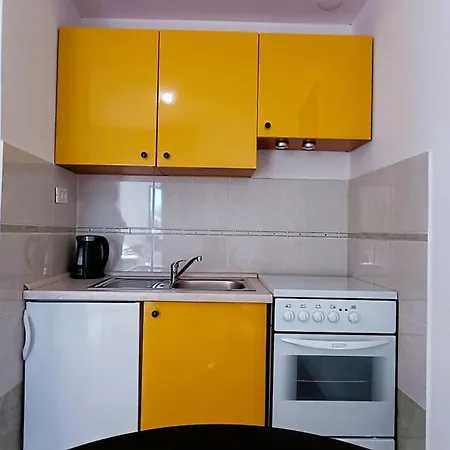 Ella * Μακάρσκα